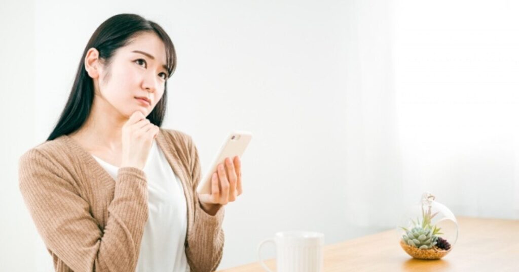 悩む女性